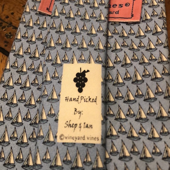 Vineyard vines blue sailboat tie.  Great condition 100% silk made in the USA - Picture 3 of 6